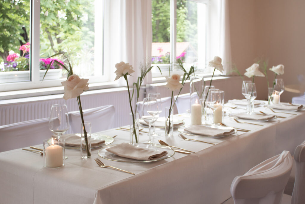 Tischkonzept Ivory Dream mit Vasen