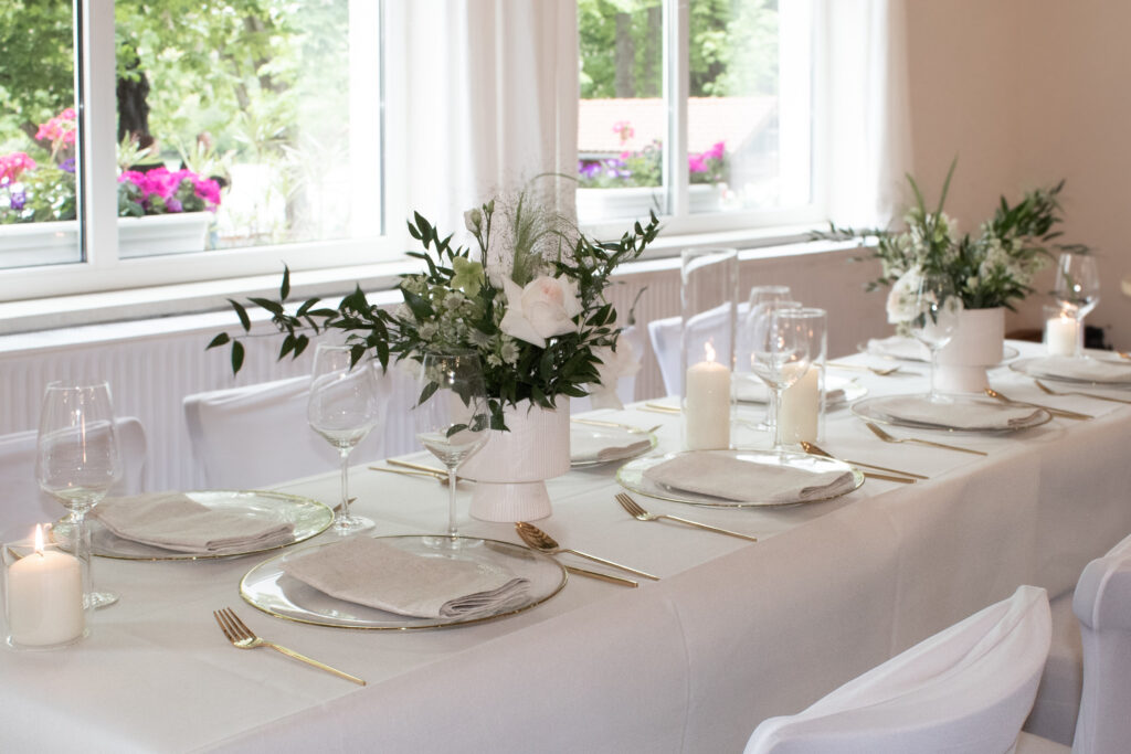 Tischkonzept Ivory Dream mit Gesteck